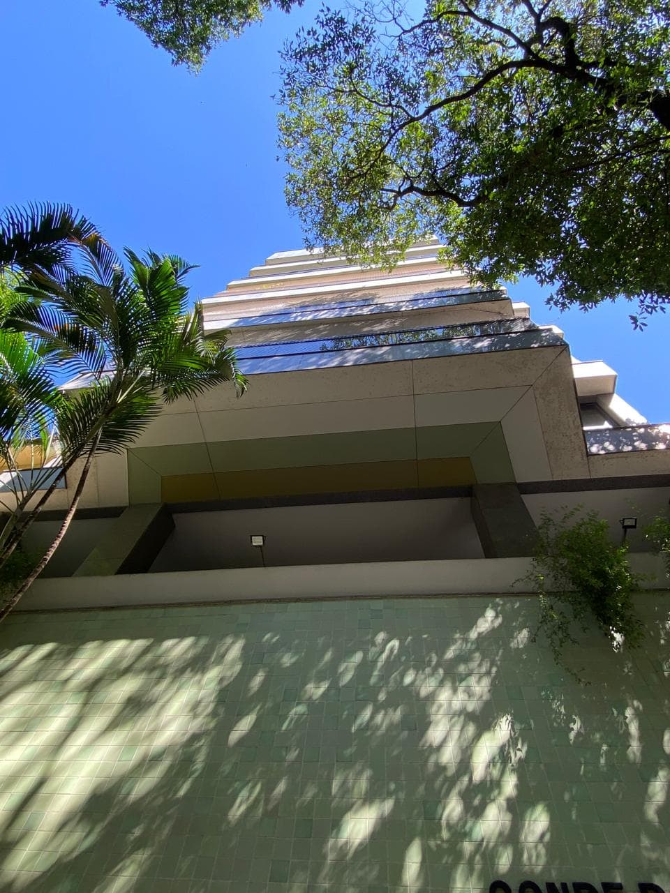 Varandão, 4 quartos (2 suítes), 3 vagas na Dona Delfina.